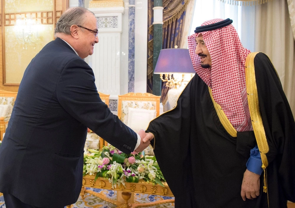 الملك سلمان مستقبلا خواكين بيريث في الرياض أمس