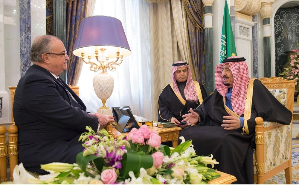 الملك سلمان خلال لقائه خواكين بيريث في الرياض أمس (واس)