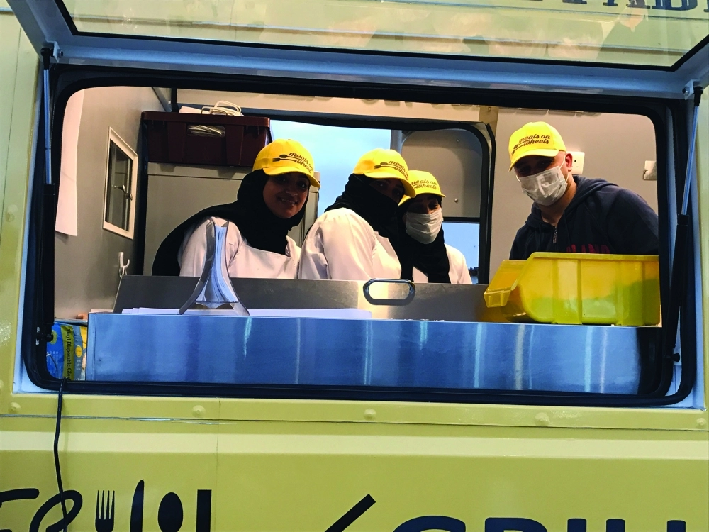 الأشقاء يديرون عربة الأطعمة