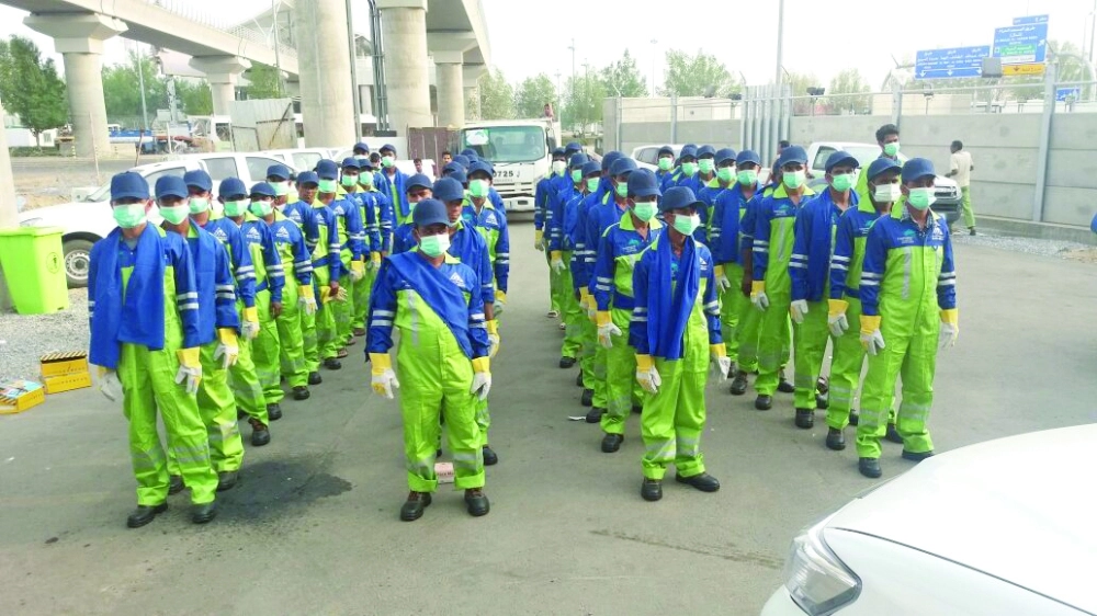 عدد من عمال النظافة بالعاصمة المقدسة (مكة)