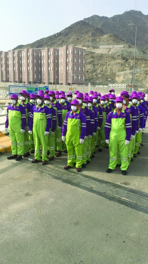 عمال نظافة بالمشاعر المقدسة 