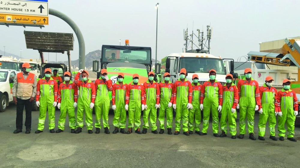 عدد من عمال النظافة بالعاصمة المقدسة (مكة)  