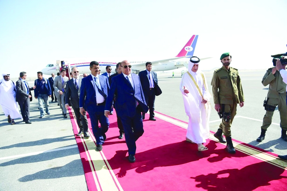 هادي لدى وصوله مطار الدوحة في زيارة لقطر أمس                                                                                         (سبأ نت)