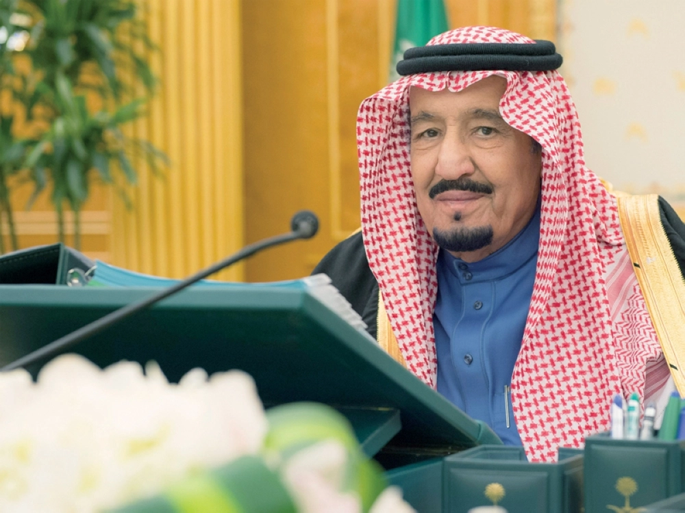 الملك سلمان لدى ترؤسه جلسة مجلس الوزراء في قصر اليمامة بالرياض أمس (واس)