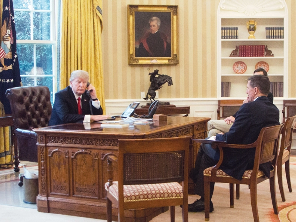 ترمب محاطا بمستشاريه خلال اتصاله بالملك سلمان                (أ ب)