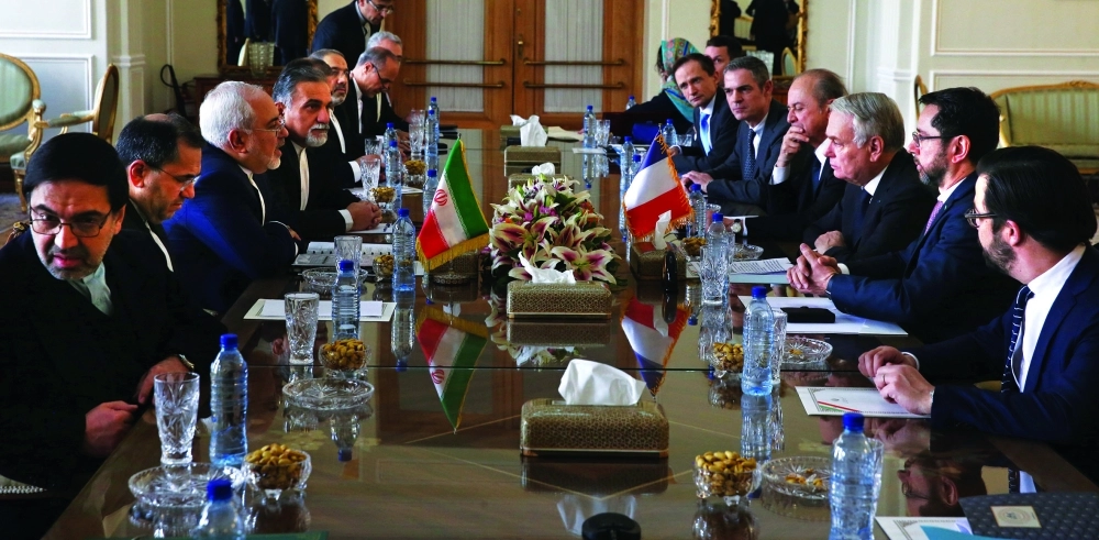 وزيرا خارجية فرنسا وإيران في اجتماع موسع بطهران                            (أ ب)
