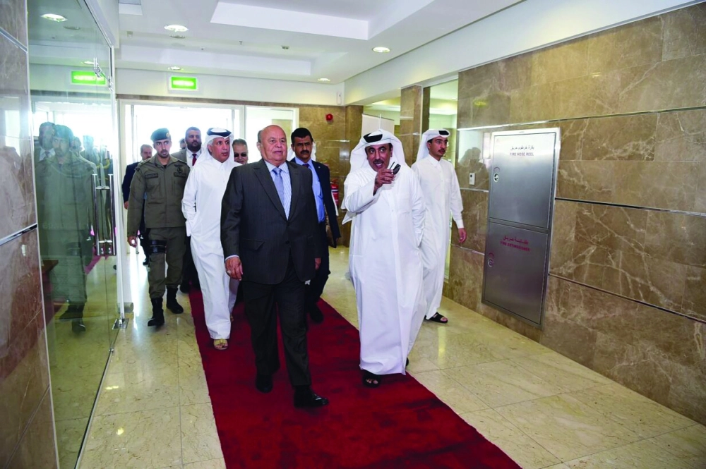 هادي لدى زيارته ميناء حمد الدولي في قطر                                           (سبأ نت)