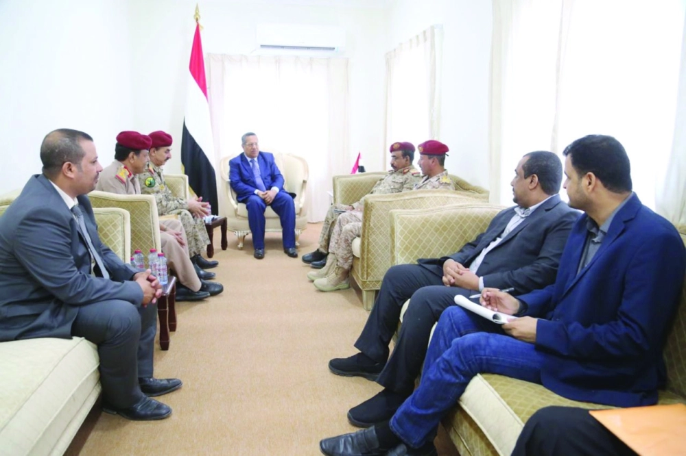 رئيس الوزراء اليمني مجتمعا مع قيادات عسكرية ومدنية في عدن (سبأ نت)