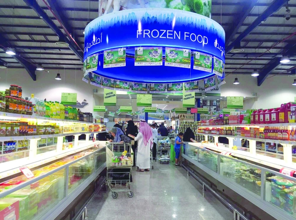  متسوقون في أحد المراكز التجارية                                        (مكة)