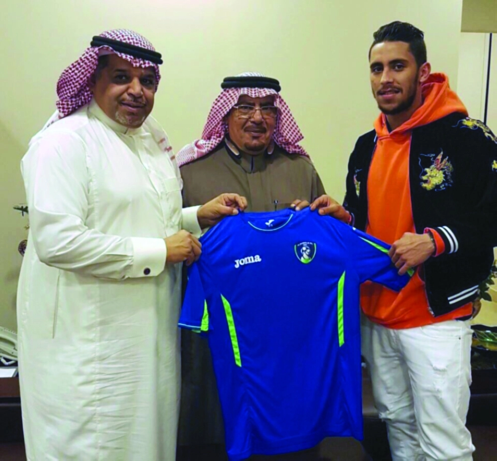 فهد المنيف عقب توقيعه للشعلة   (مكة)