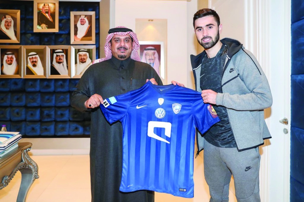 عمر خربين ملوحا بقميص الهلال (إعلامي الهلال)