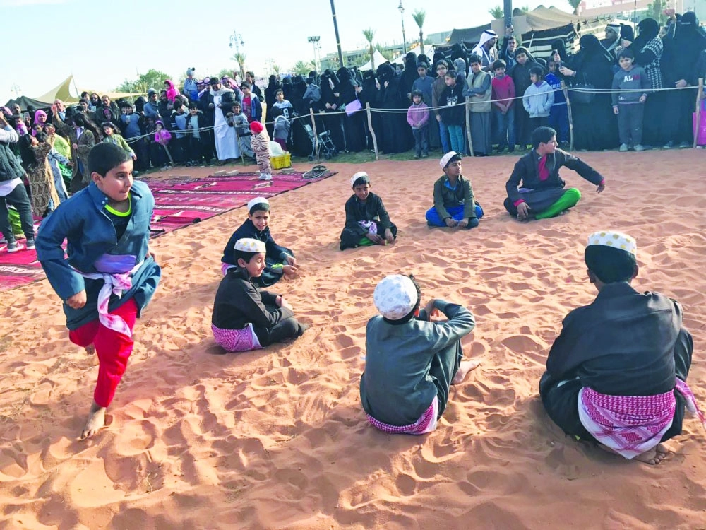 أطفال يشاركون في إحدى الألعاب القديمة 