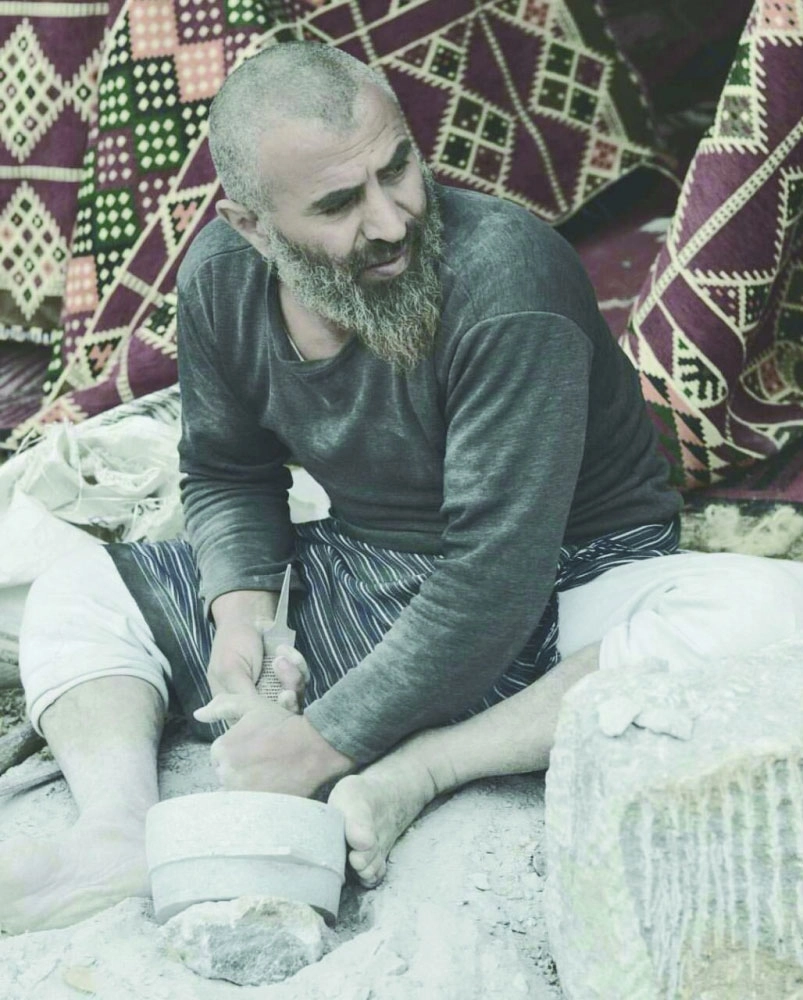 أحد الحرفيين يمارس مهنته 