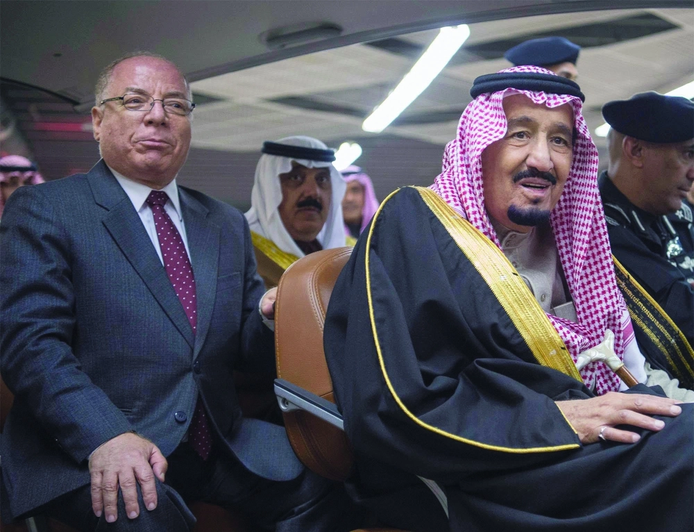 الملك سلمان خلال جولته في جناح مصر  (واس)