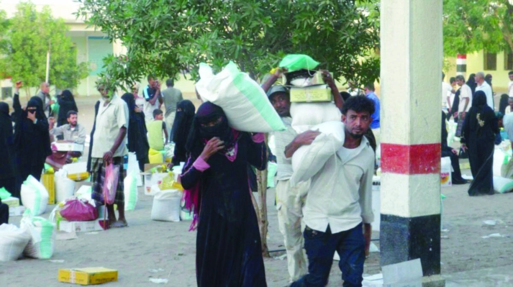 من توزيع مساعدات مركز الملك سلمان في الحديدة (واس)
