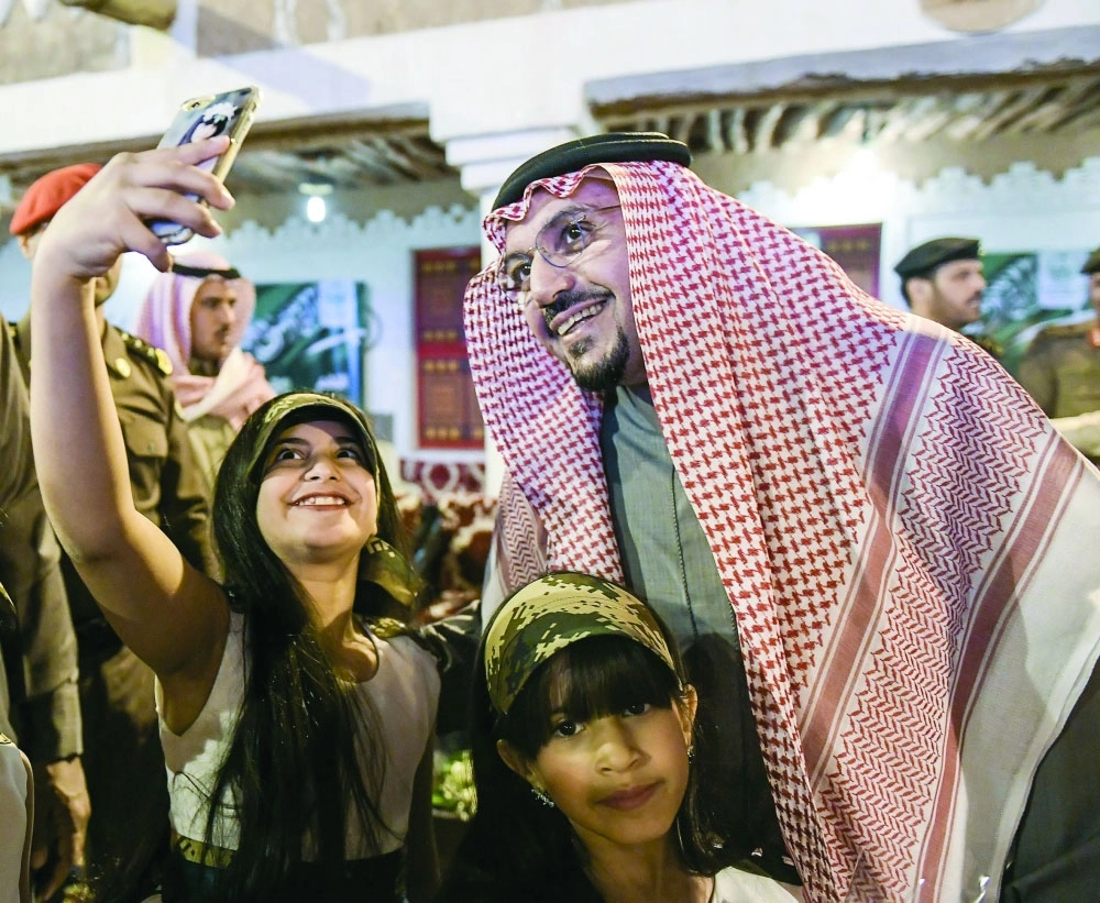 .. وخلال التقاط طفلة لصورة سيلفي معه                   (واس)