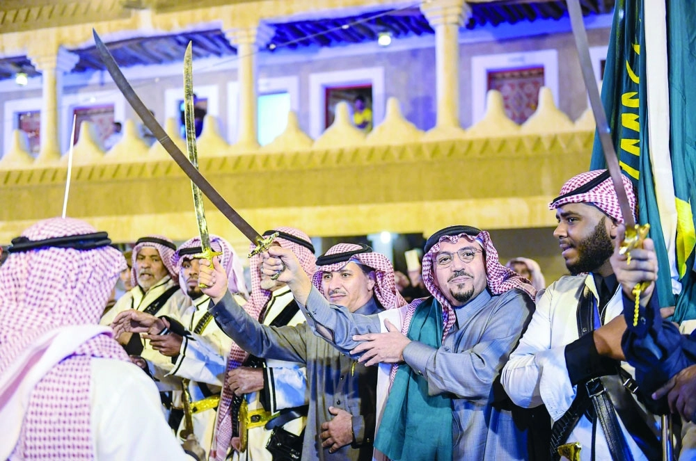 فيصل بن مشعل مشاركا الأهالي العرضة