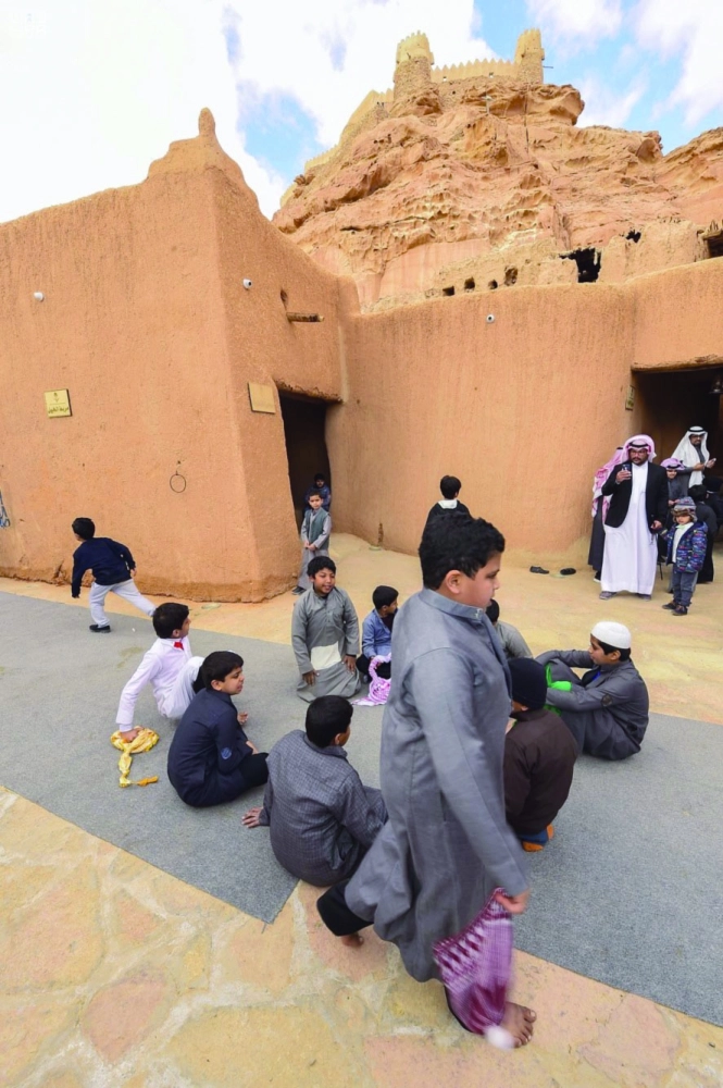 أطفال يمارسون إحدى الألعاب الشعبية 