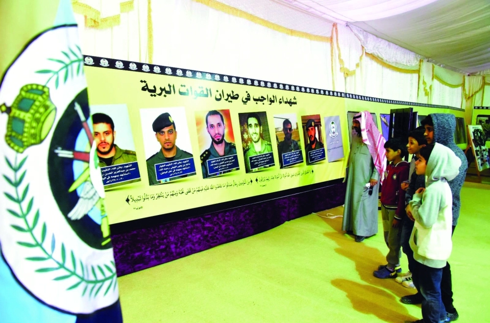 زوار أمام صور الشهداء                                                                                                          (مكة)