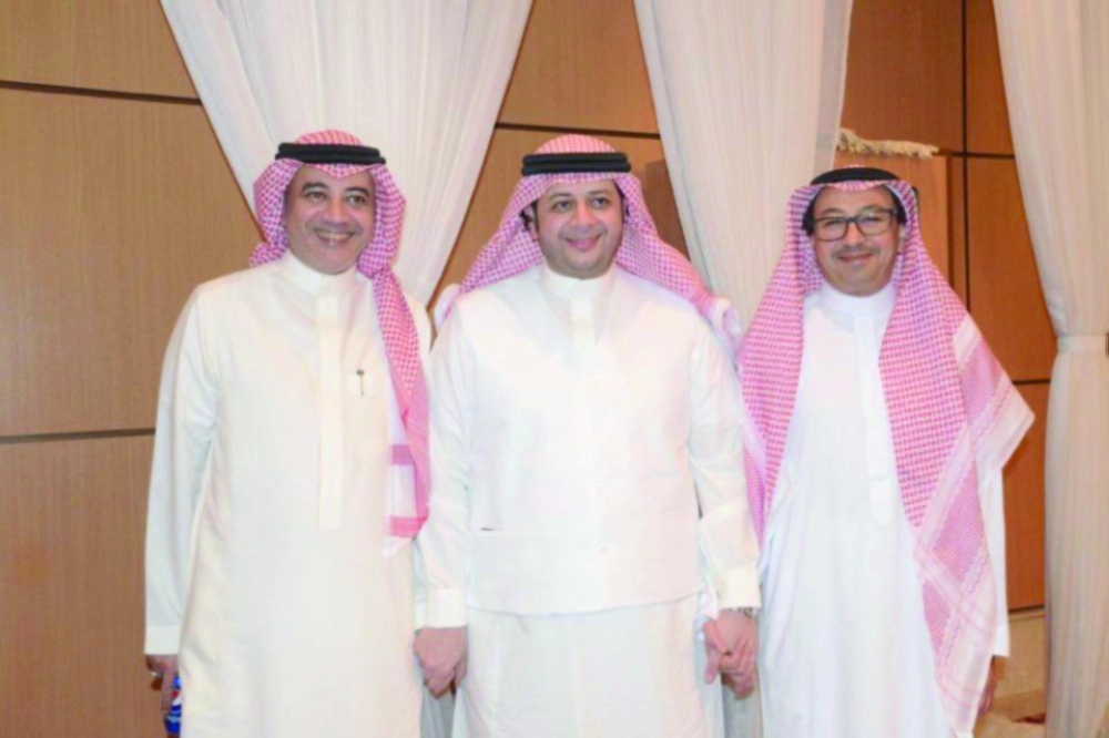 فقيه وإلى جانبه دحلان في الحفل