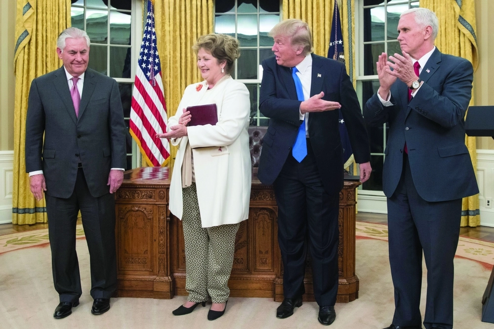 لقاء يجمع ترمب ونائبه ووزير خارجيته بالبيت الأبيض                     (إ ب أ)