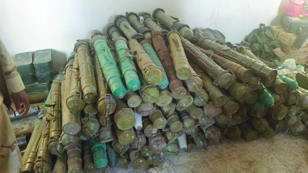 عينات من أسلحة سيطرت عليها الشرعية بالمخا                  (مكة)