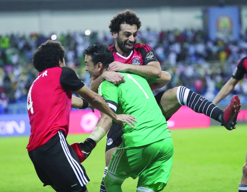 فرحة عصام الحضري مع زملائه                                   (رويترز)