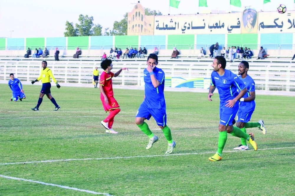 لاعبو الشعلة يحتفلون بالفوز على وج              (مكة)