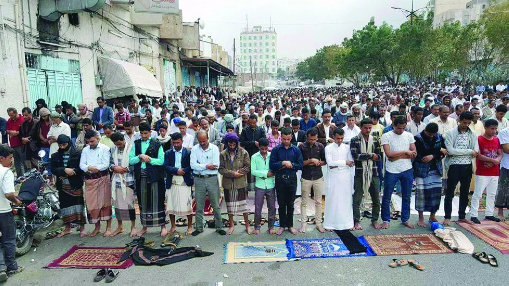يمنيون يصلون الجمعة في ساحة الحرية بتعز                  (مكة)