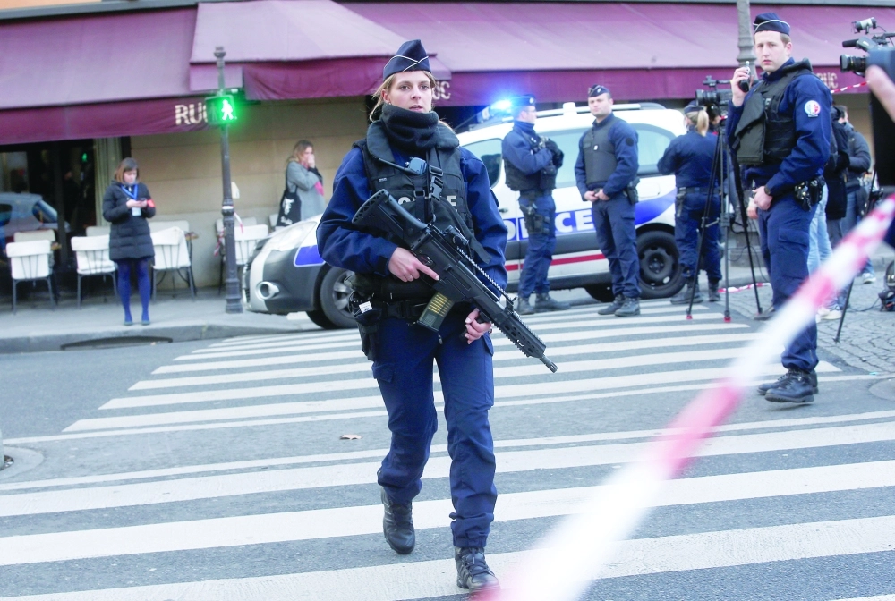 أفراد من الشرطة الفرنسية خارج متحف اللوفر بباريس                                                         (أ ب)