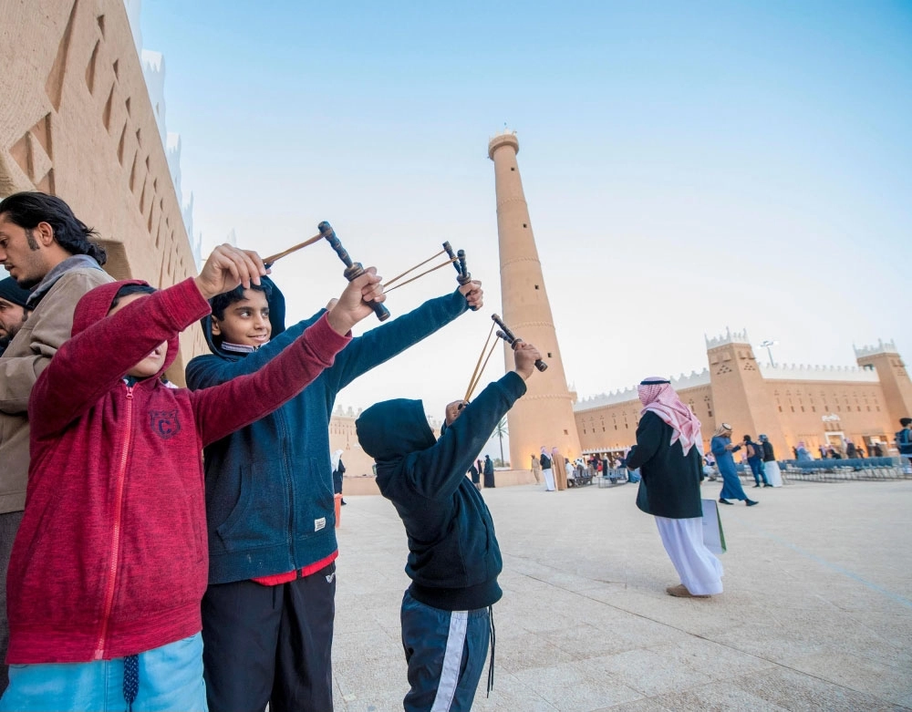 أطفال يتعرفون على أدوات قديمة في الجناح