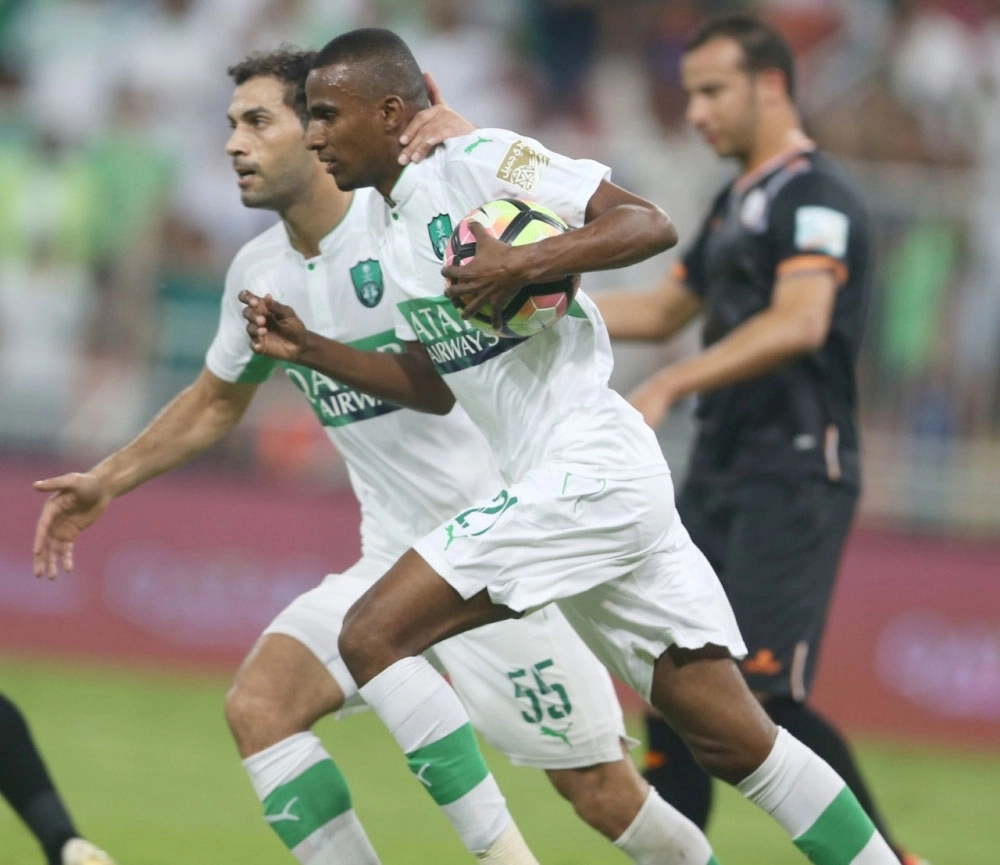 عقيل بالغيث بدا بحلاقة القزع في مباراة الشباب   (مكة)