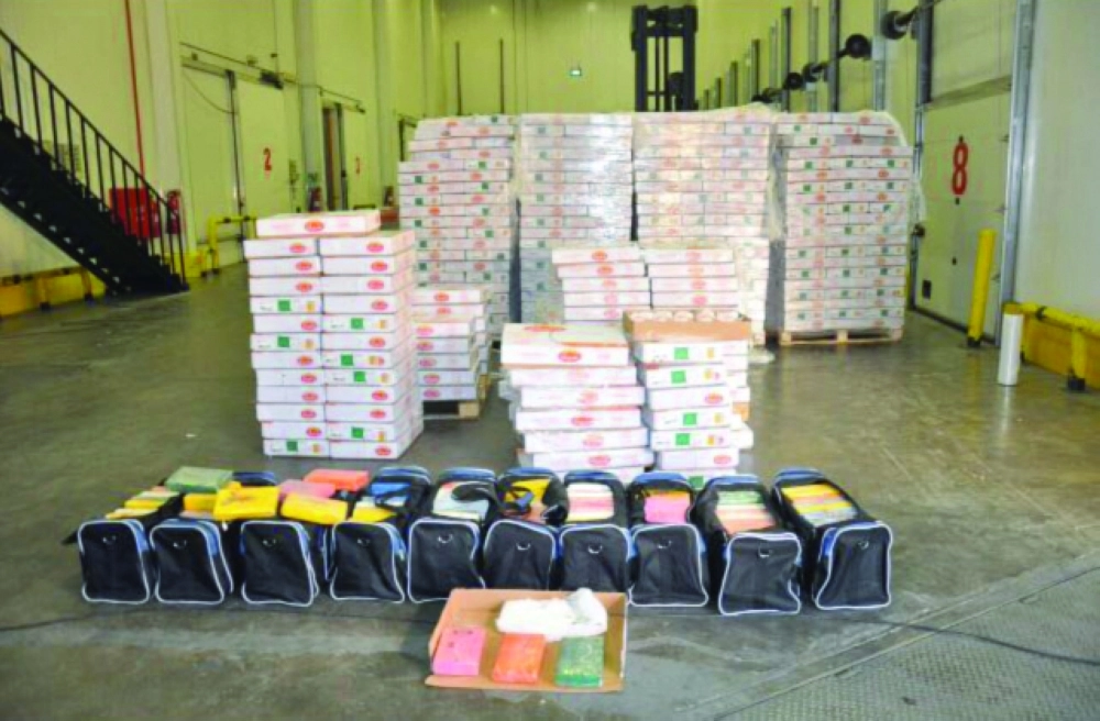 الحقائب المضبوطة داخل الإرسالية                                           (مكة)