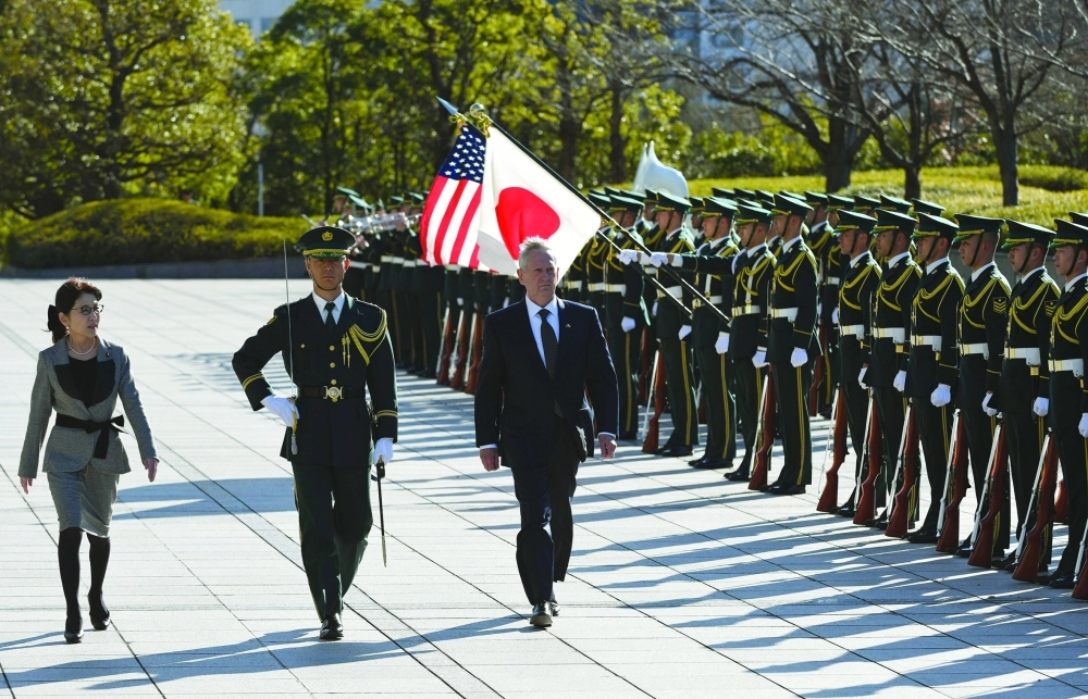 وزيرا دفاع أمريكا واليابان يتفقدان حرس الشرف في طوكيو أمس                                                                                          (أ ب)
