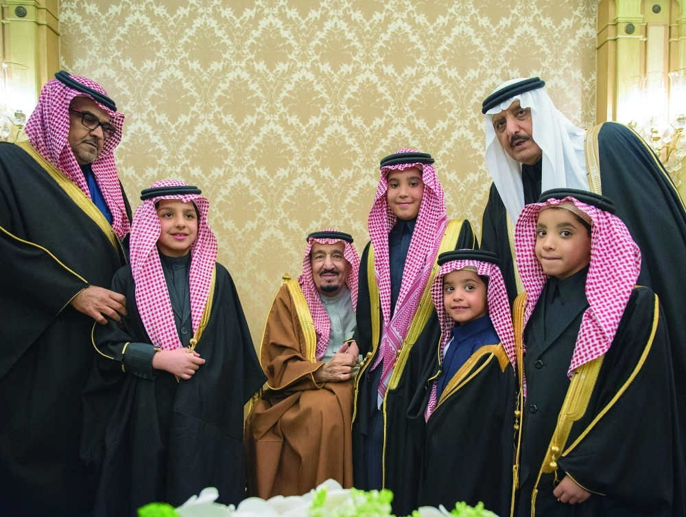 الملك سلمان خلال تشريفه حفل الزواج