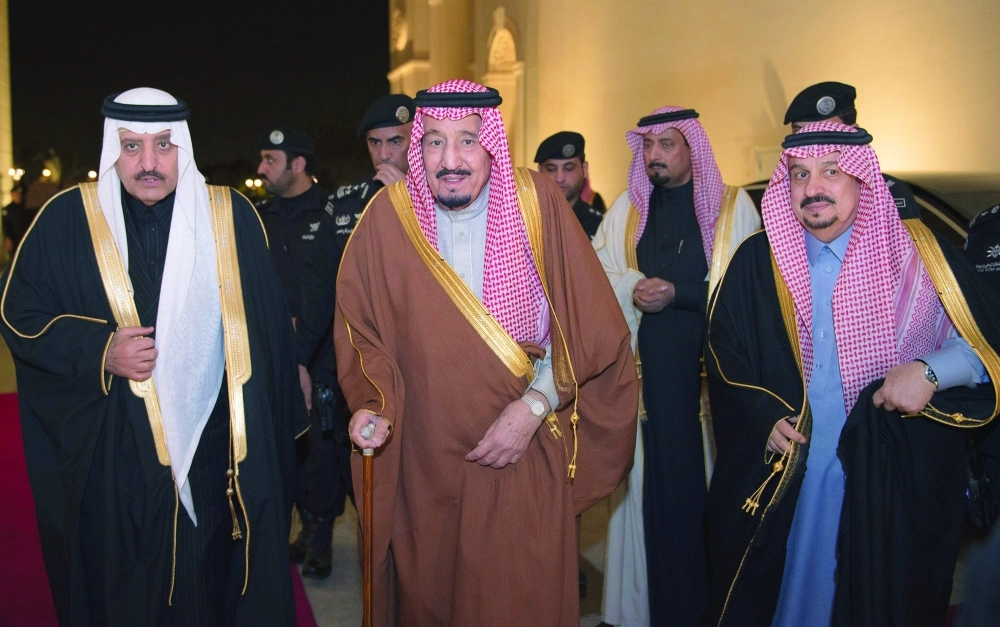 الملك سلمان خلال تشريفه حفل الزواج