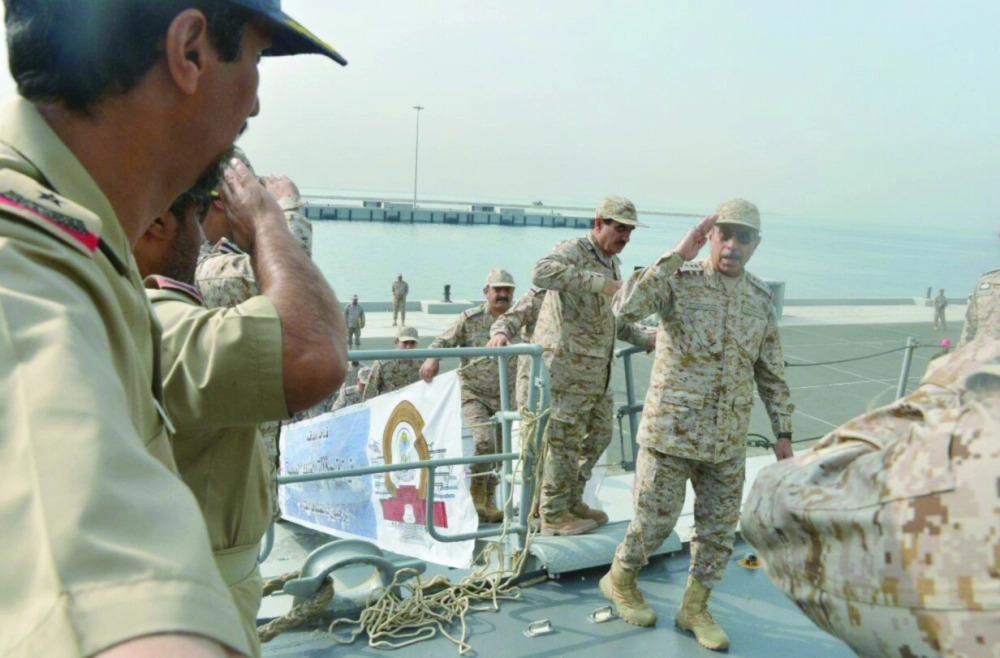 عبدالرحمن البنيان مستقبلا أفراد الفرقاطة