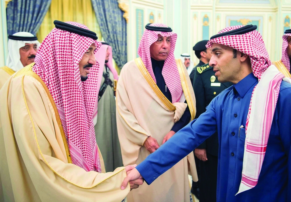 الملك سلمان مصافحا أحد ضيوف الجنادرية