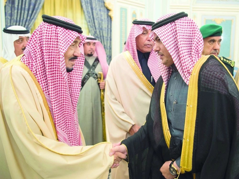 الملك سلمان مصافحا أحد ضيوف الجنادرية