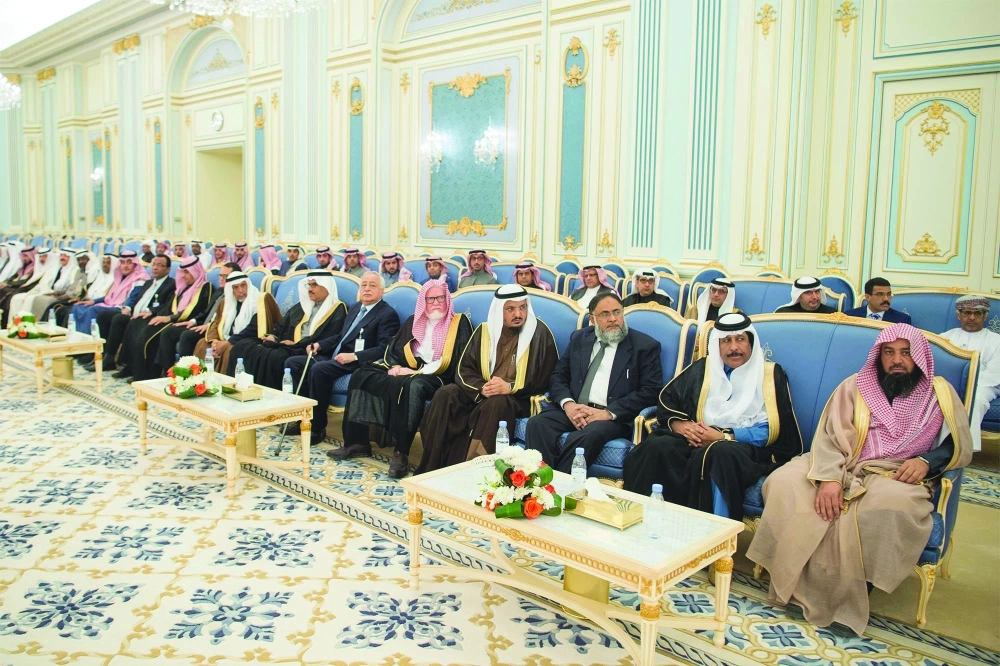 عدد من الأدباء والمفكرين خلال اللقاء