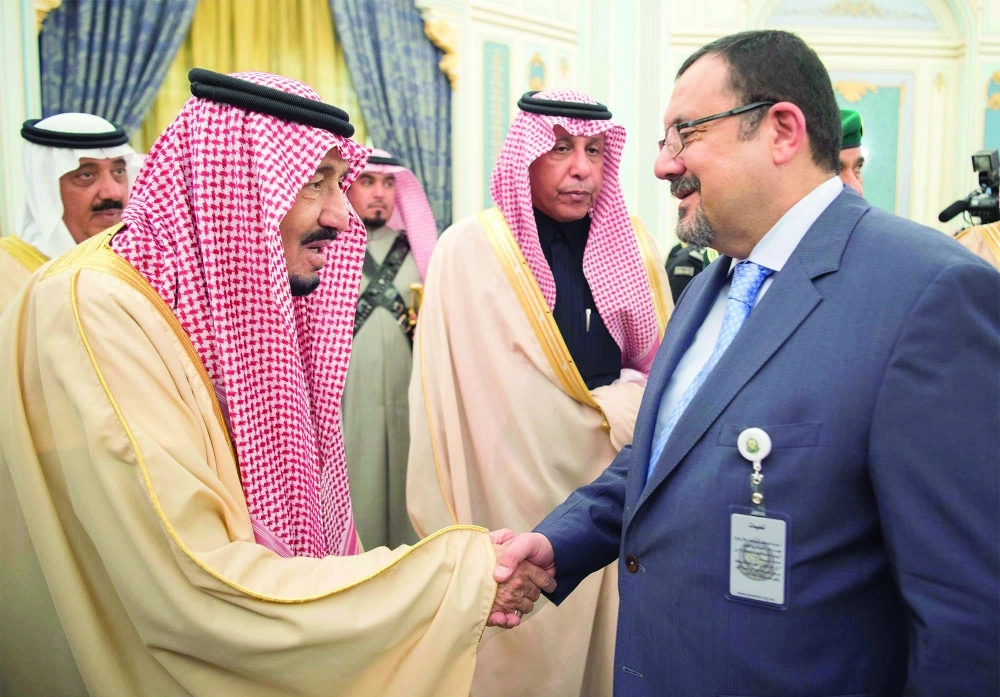 الملك سلمان مصافحا أحد ضيوف الجنادرية