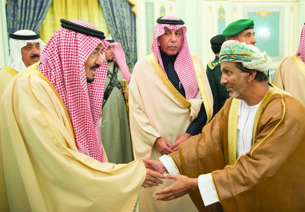 الملك سلمان مصافحا أحد ضيوف الجنادرية