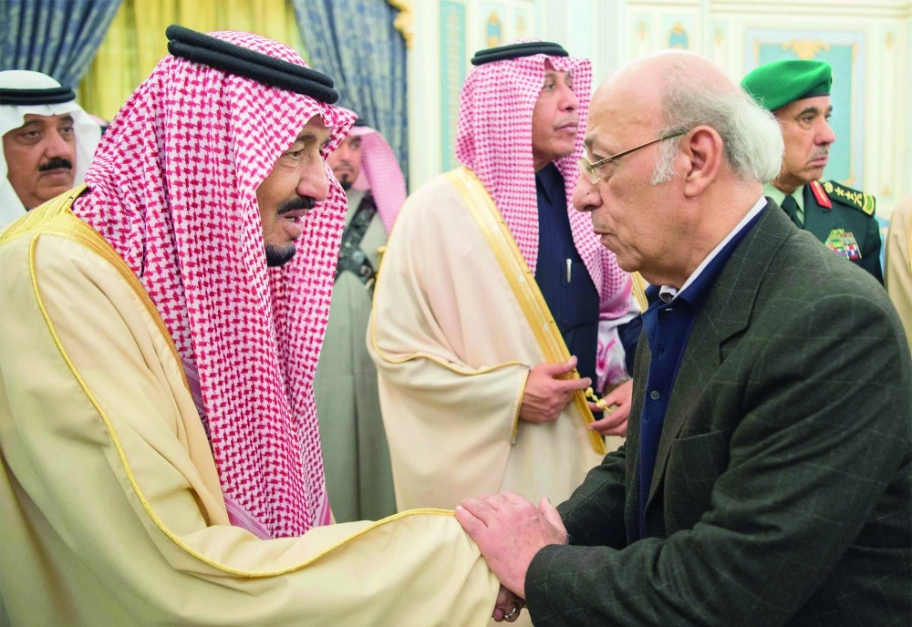 الملك سلمان مصافحا أحد ضيوف الجنادرية