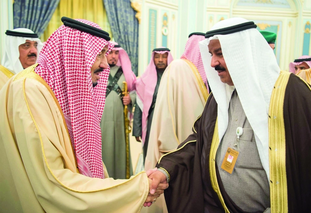 الملك سلمان مصافحا أحد ضيوف الجنادرية