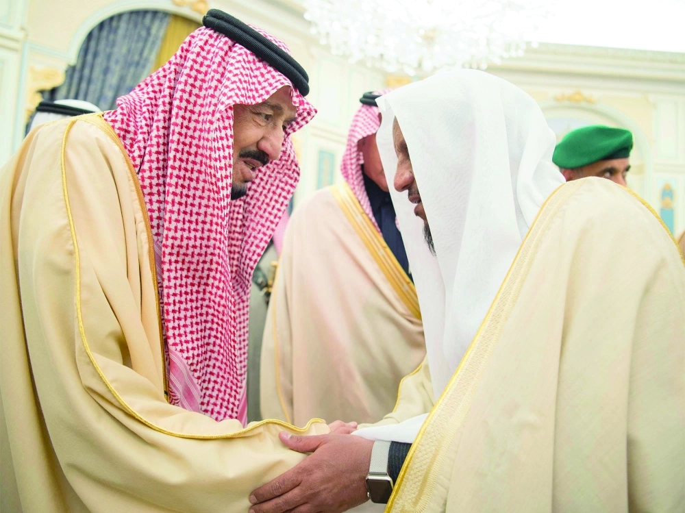 الملك سلمان مصافحا أحد ضيوف الجنادرية