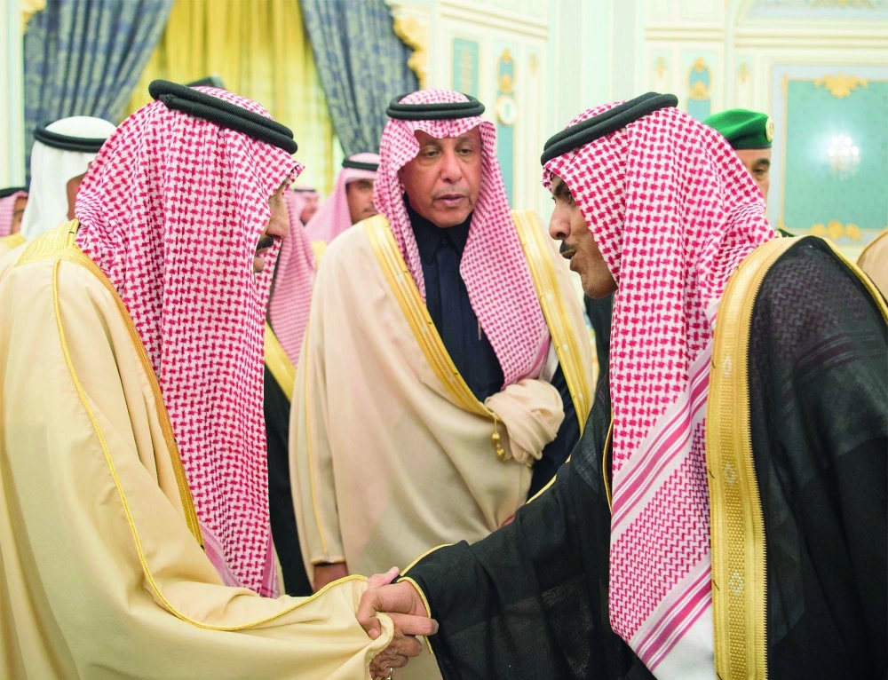 الملك سلمان مصافحا أحد ضيوف الجنادرية