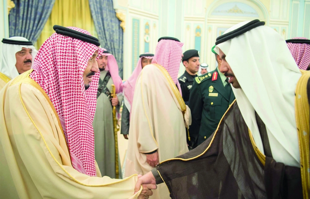 الملك سلمان مصافحا أحد ضيوف الجنادرية