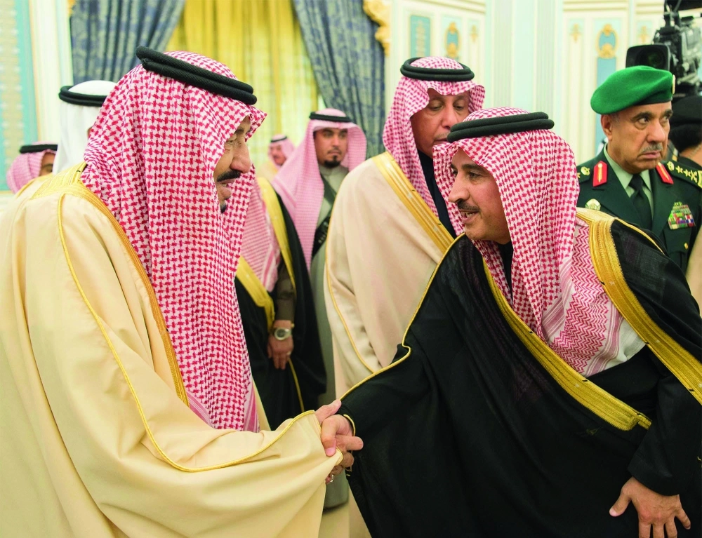 الملك سلمان مصافحا أحد ضيوف الجنادرية