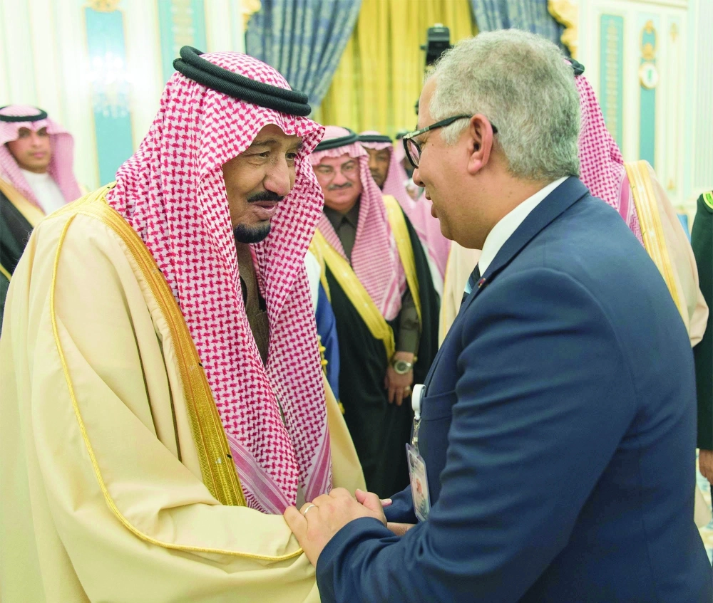 الملك سلمان مصافحا أحد ضيوف الجنادرية