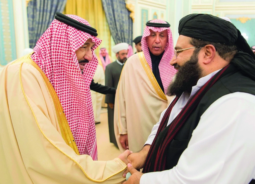 الملك سلمان مصافحا أحد ضيوف الجنادرية